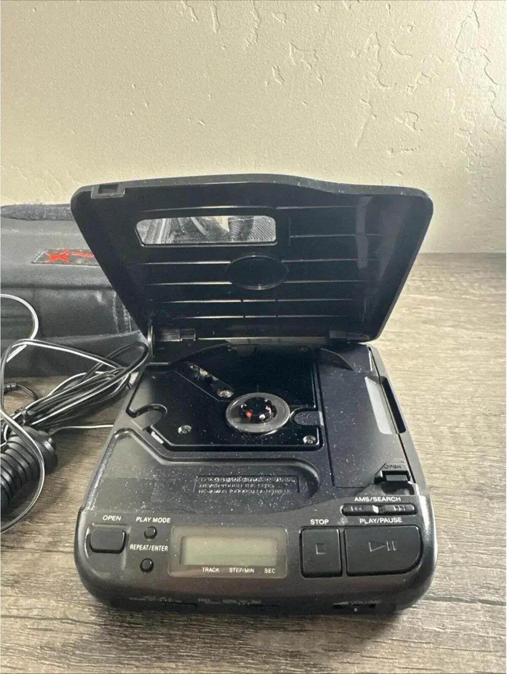 Sony Discman D-34 Portable CD Compact Player Mega Bass With Case And Charger